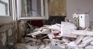 Демонтаж хрущевки в Сланцах - удаление старых полов и стен по выгодной цене от 1736 рублей.